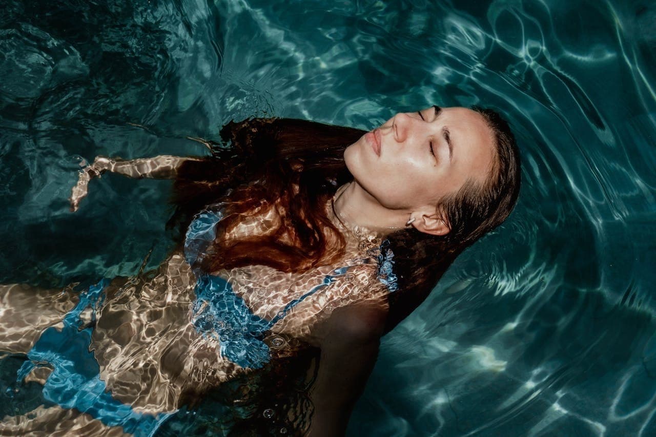 7 Best Swimsuit Colors For Pale Skin (Reviewed)